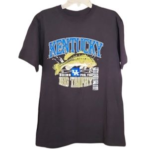 NWT University Of Kentucky Big Trophy Fishing‎ Print Black T-shirt Men's Large